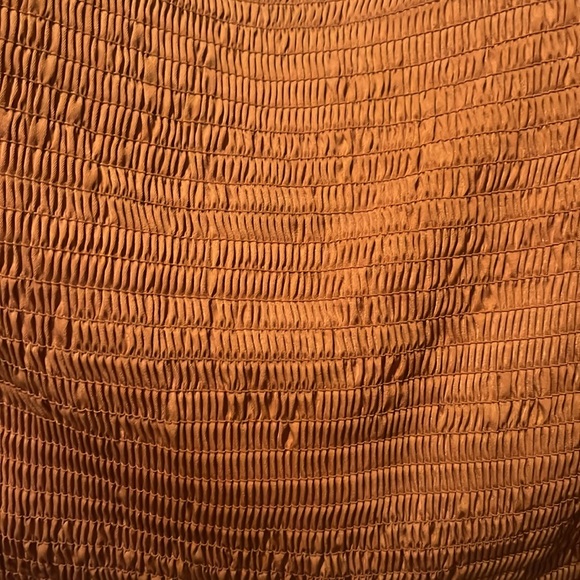 Size large cropped top can be worn off or on the shoulders! - Picture 4 of 6